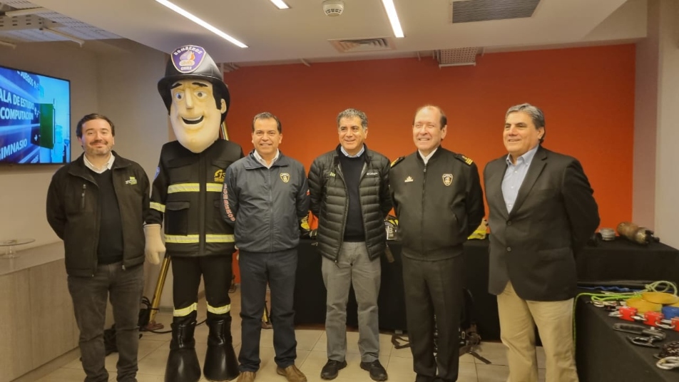 Bomberos de Chile realiza seminario de Electromovilidad en conjunto con la Mutual de Seguridad y firman convenio de colaboración